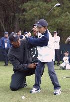 Tiger Woods instructs young golfers